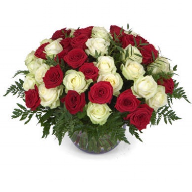 Корзина "Самой нежной" из красных и белых роз с доставкой в по Демидову